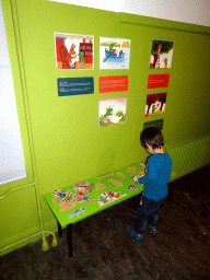 Max doing a puzzle at the `Kikker is hier!` exhibition at the second floor of the Natuurmuseum Brabant