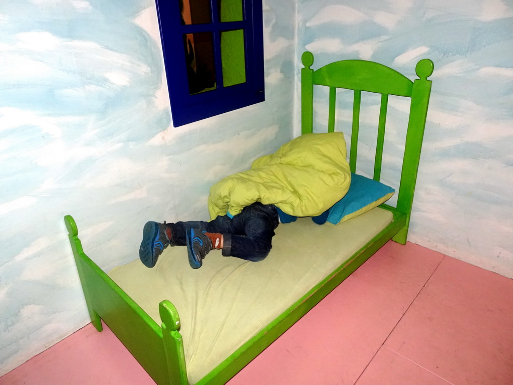 Max on the bed in the home of Kikker at the `Kikker is hier!` exhibition at the second floor of the Natuurmuseum Brabant