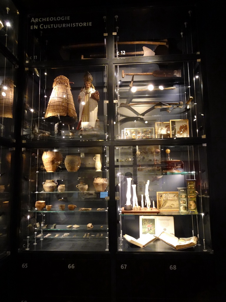 Cabinet on Archeaology and Cultural History at the OO-zone at the ground floor of the Natuurmuseum Brabant