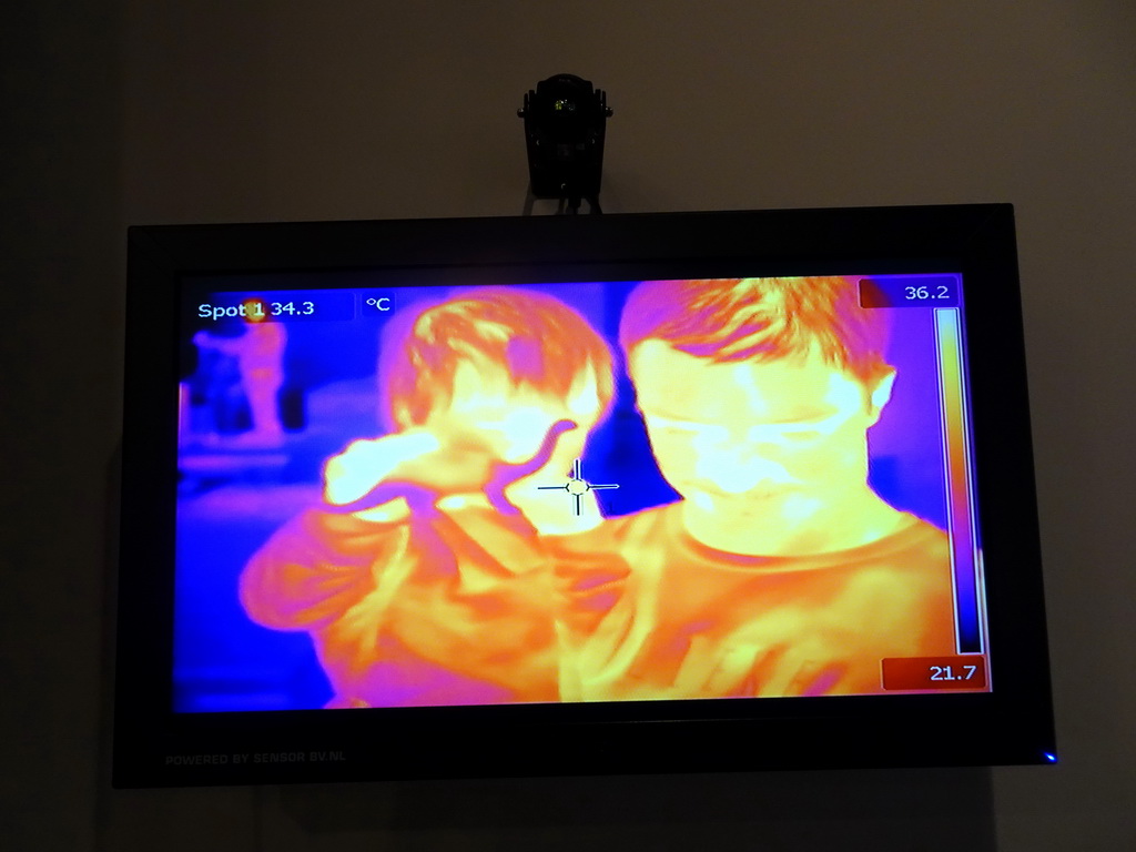 Tim and Max with a dinosaur toy on a thermographic image at the OO-zone at the ground floor of the Natuurmuseum Brabant