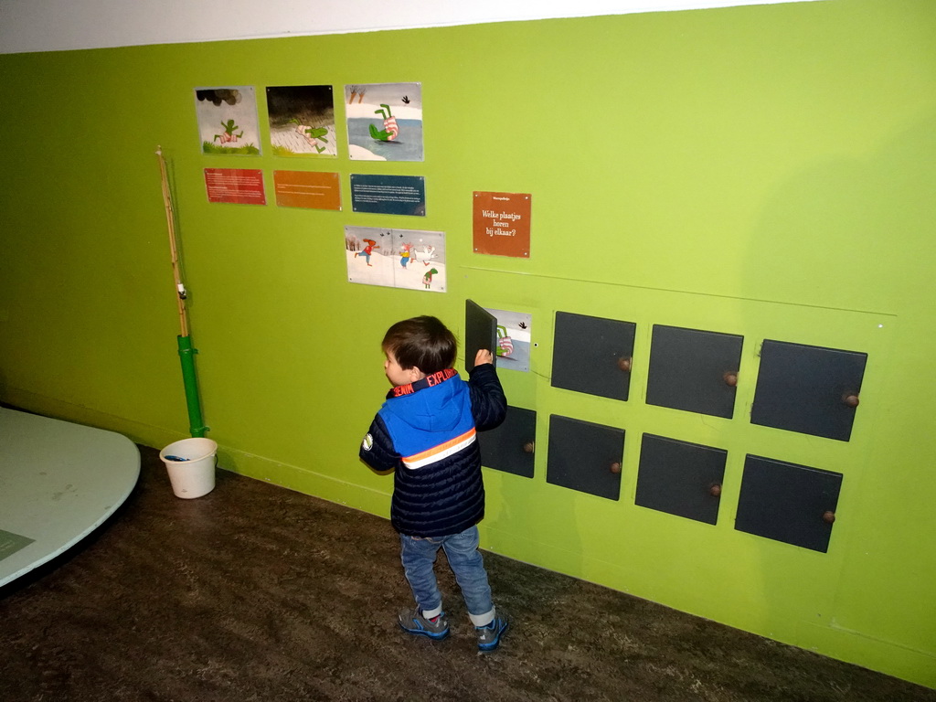 Max doing a puzzle at the `Kikker is hier!` exhibition at the second floor of the Natuurmuseum Brabant