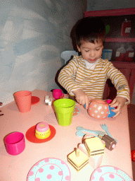 Max at the table in the home of Kikker at the `Kikker is hier!` exhibition at the second floor of the Natuurmuseum Brabant