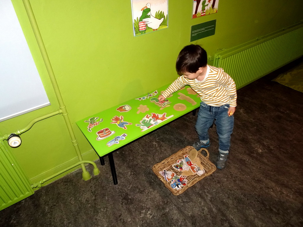 Max doing a puzzle at the `Kikker is hier!` exhibition at the second floor of the Natuurmuseum Brabant