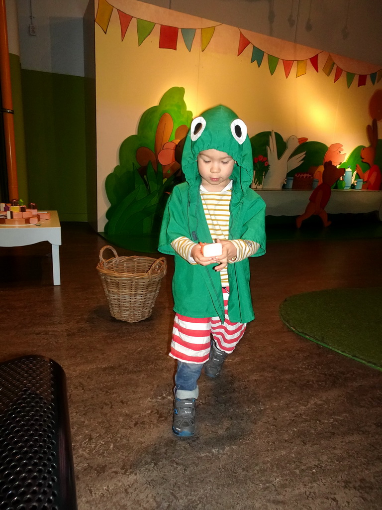 Max at the `Kikker is hier!` exhibition at the second floor of the Natuurmuseum Brabant