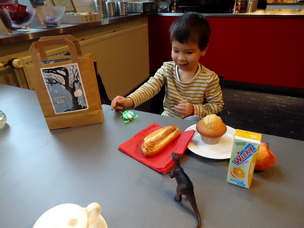 Max having lunch at the Museumcafé at the ground floor of the Natuurmuseum Brabant
