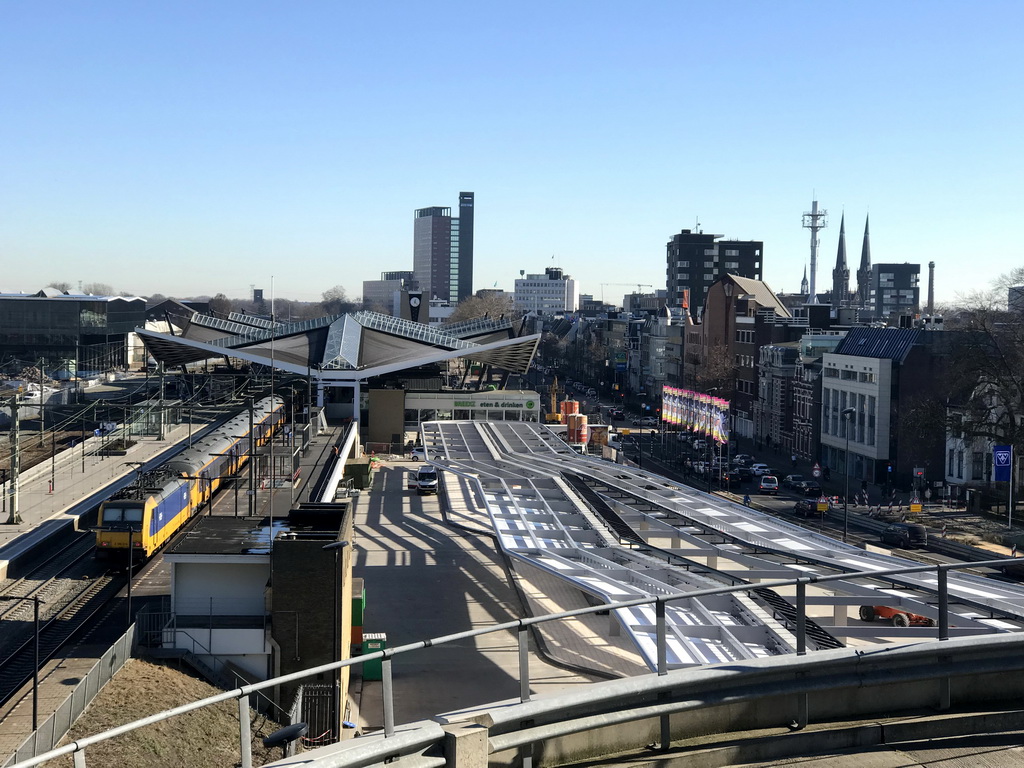 The Tilburg Railway Station, the Spoorlaan street, a telecommunications tower and the towers of the Sint-Jozefkerk church, viewed from the top floor of the Knegtel Parking Garage