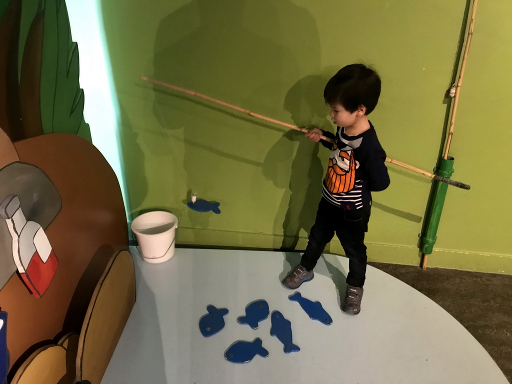 Max at the fishing game at the `Kikker is hier!` exhibition at the second floor of the Natuurmuseum Brabant