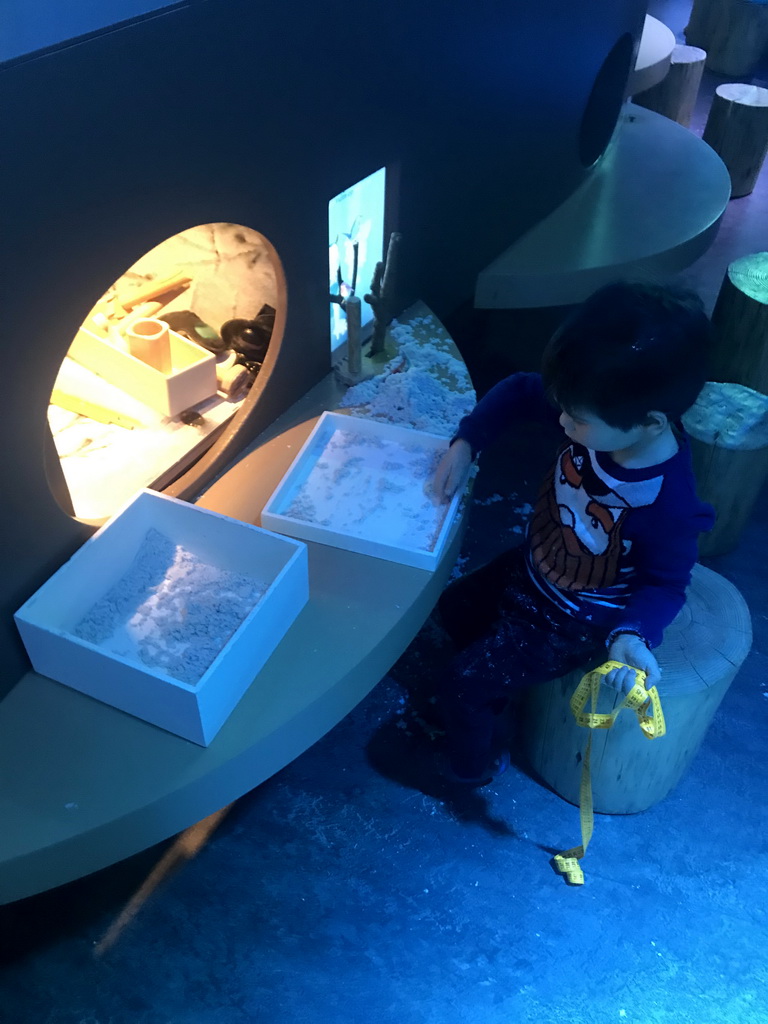 Max playing with sand at the `Beleef Ontdek Samen: BOS` exhibition at the second floor of the Natuurmuseum Brabant