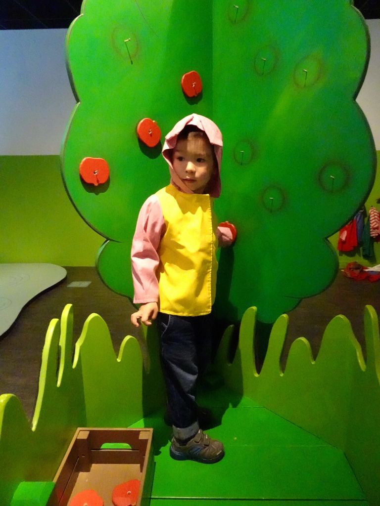 Max at the apple tree at the `Kikker is hier!` exhibition at the second floor of the Natuurmuseum Brabant