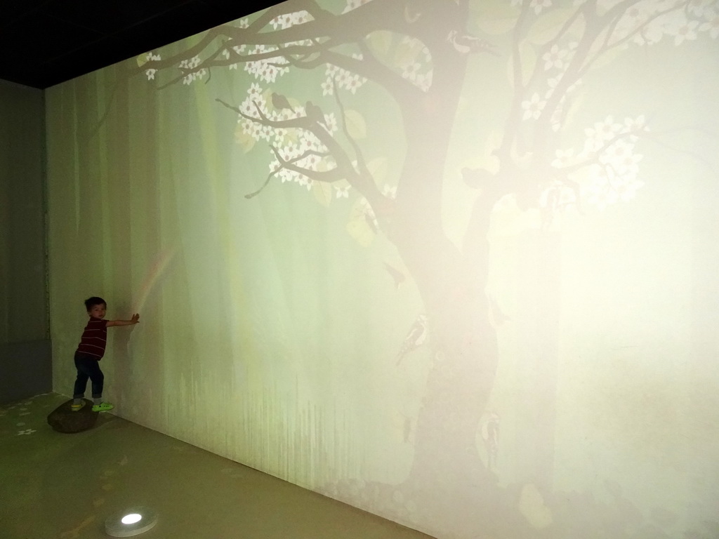 Max playing with a rainbow at the `Beleef Ontdek Samen: BOS` exhibition at the second floor of the Natuurmuseum Brabant