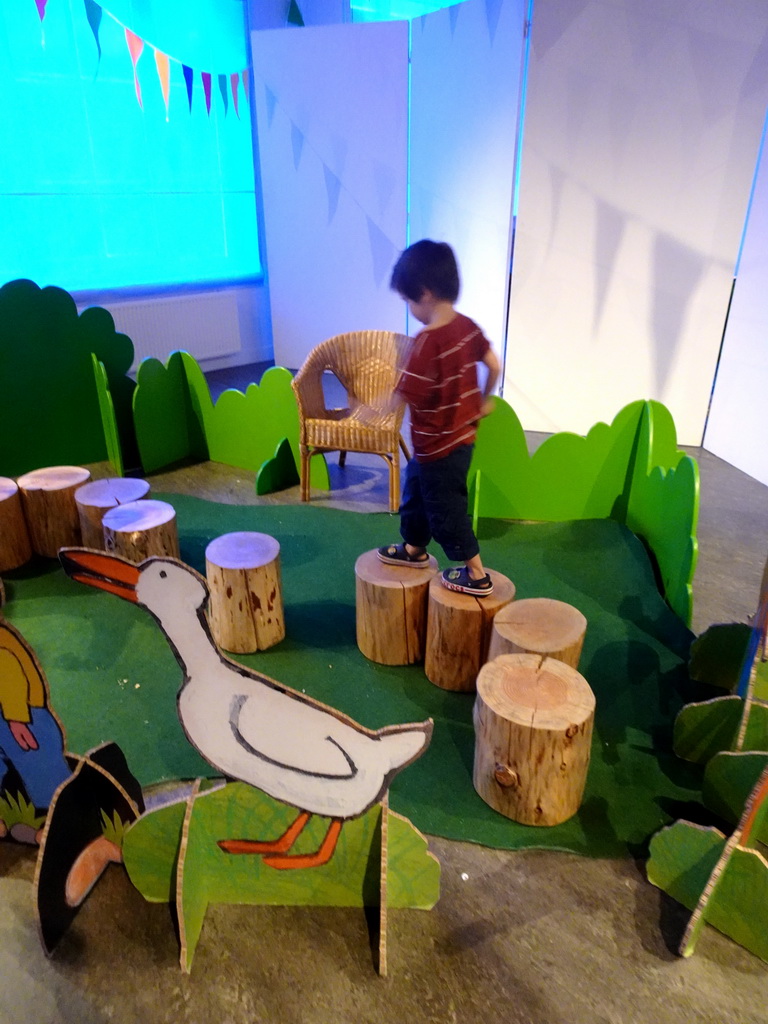 Max on stepping poles at the Kikker Café at the second floor of the Natuurmuseum Brabant