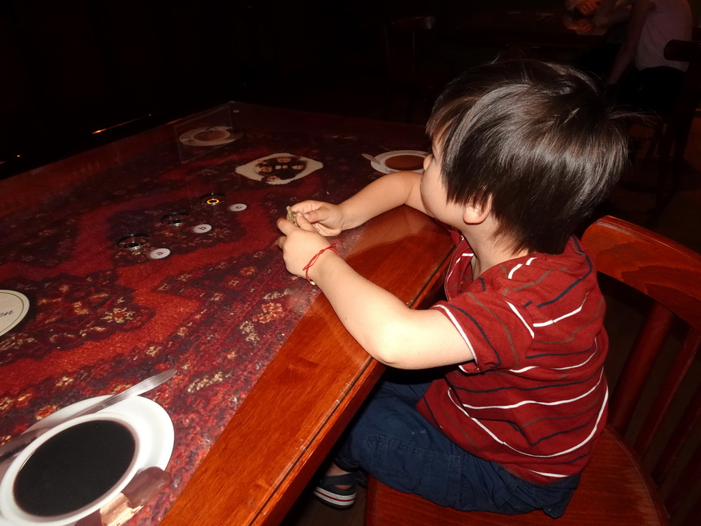 Max doing the pub quiz at the Witte Geit café at the `Jouw Brabant, mijn Brabant - een landschap vol herinneringen` exhibition at the first floor of the Natuurmuseum Brabant