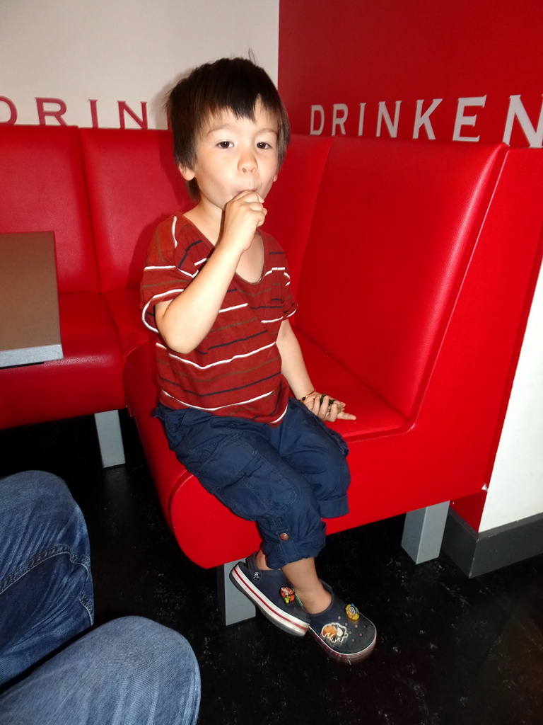 Max with a lollipop at the Museumcafé at the ground floor of the Natuurmuseum Brabant