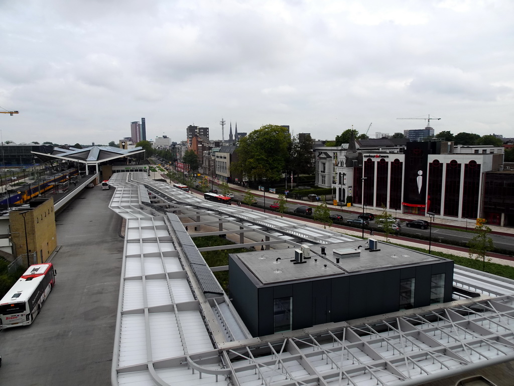 The Tilburg Railway Station, a telecommunications tower, the towers of the Sint-Jozefkerk church, the front of the Natuurmuseum Brabant and the ContourdeTwern building at the Spoorlaan street, viewed from the top floor of the Knegtel Parking Garage