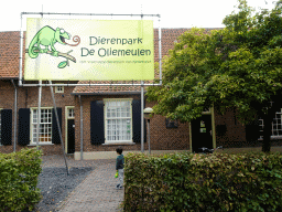 Max in front of the Dierenpark De Oliemeulen zoo at the Reitse Hoevenstraat street