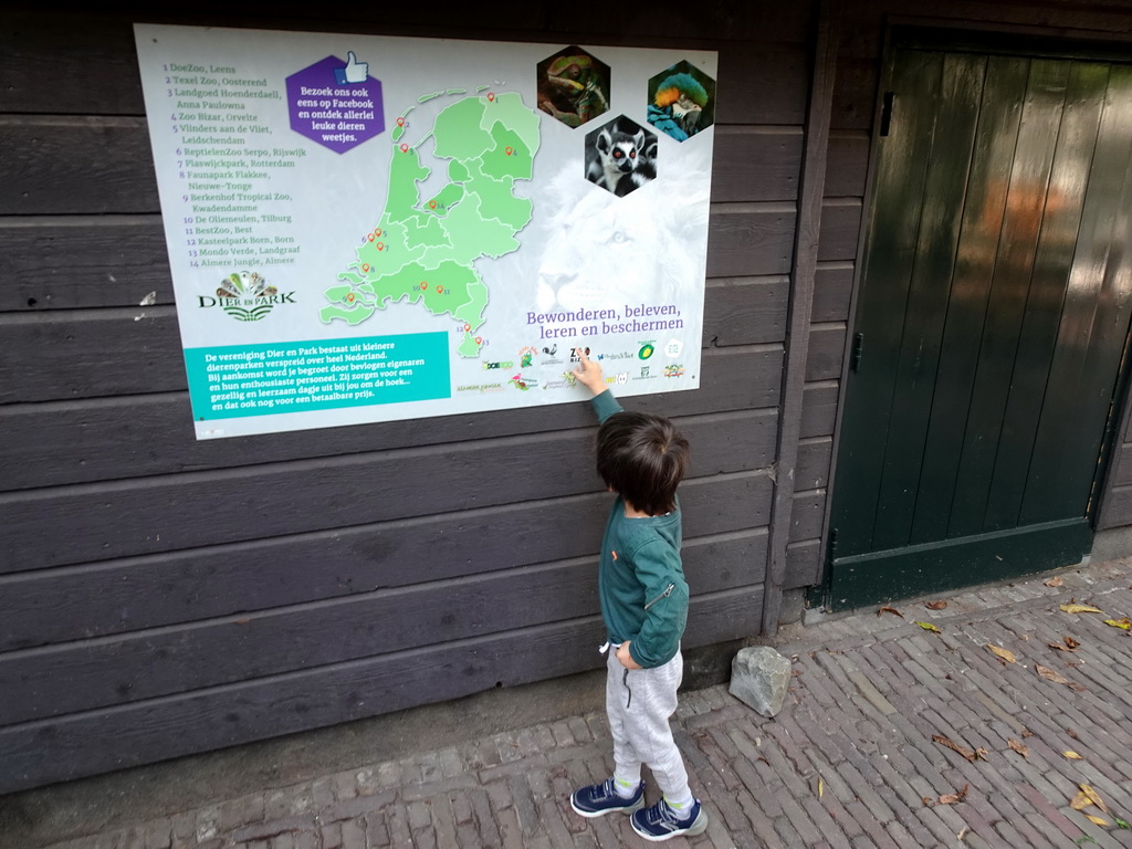 Max with information on the `Dier en Park` zoos at the Dierenpark De Oliemeulen zoo