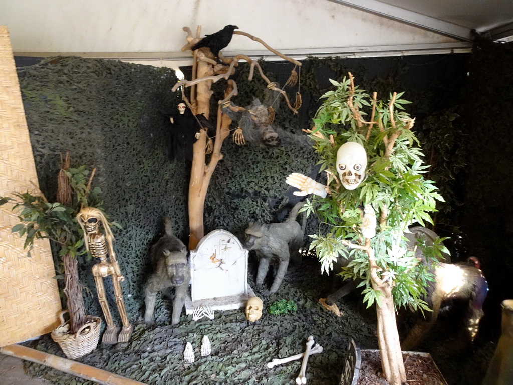 Animal statues and Halloween dolls at the Dierenpark De Oliemeulen zoo