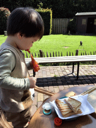 Max having lunch at the Dierenpark De Oliemeulen zoo