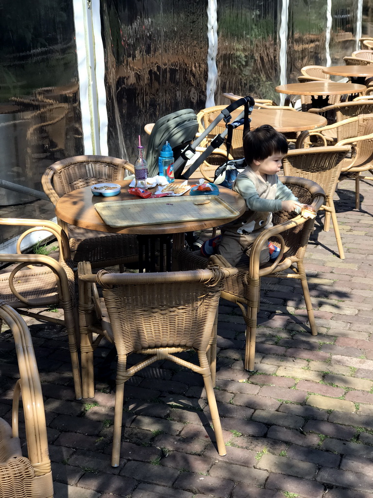 Max having lunch at the Dierenpark De Oliemeulen zoo