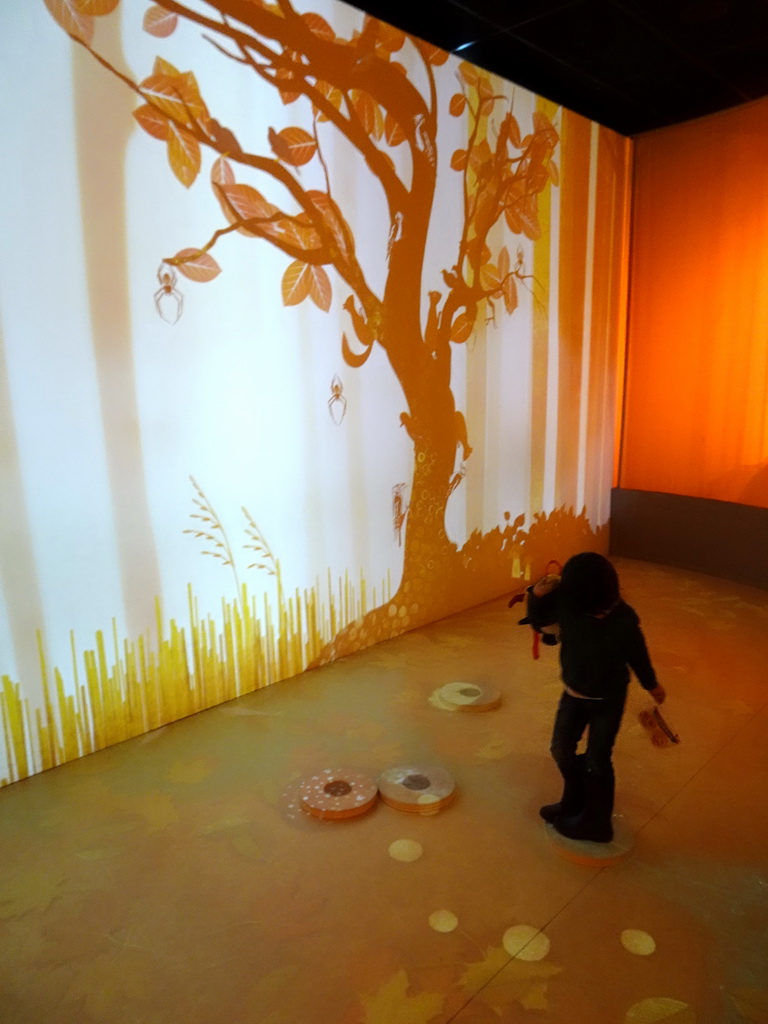 Max with a projection of a tree at the `Beleef Ontdek Samen: BOS` exhibition at the second floor of the Natuurmuseum Brabant