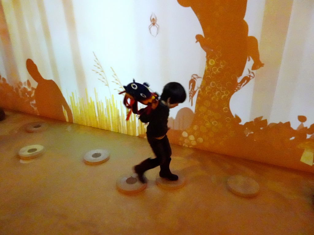 Max with a projection of a tree at the `Beleef Ontdek Samen: BOS` exhibition at the second floor of the Natuurmuseum Brabant