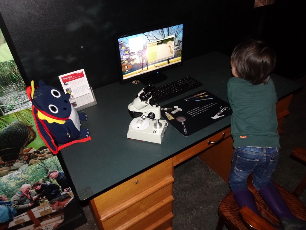 Max playing with a microscope at the `Jouw Brabant, mijn Brabant - een landschap vol herinneringen` exhibition at the first floor of the Natuurmuseum Brabant