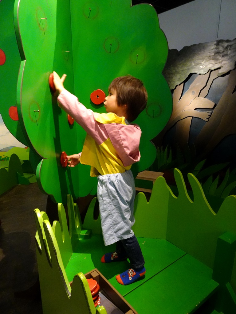 Max at the apple tree at the `Kikker is hier!` exhibition at the second floor of the Natuurmuseum Brabant