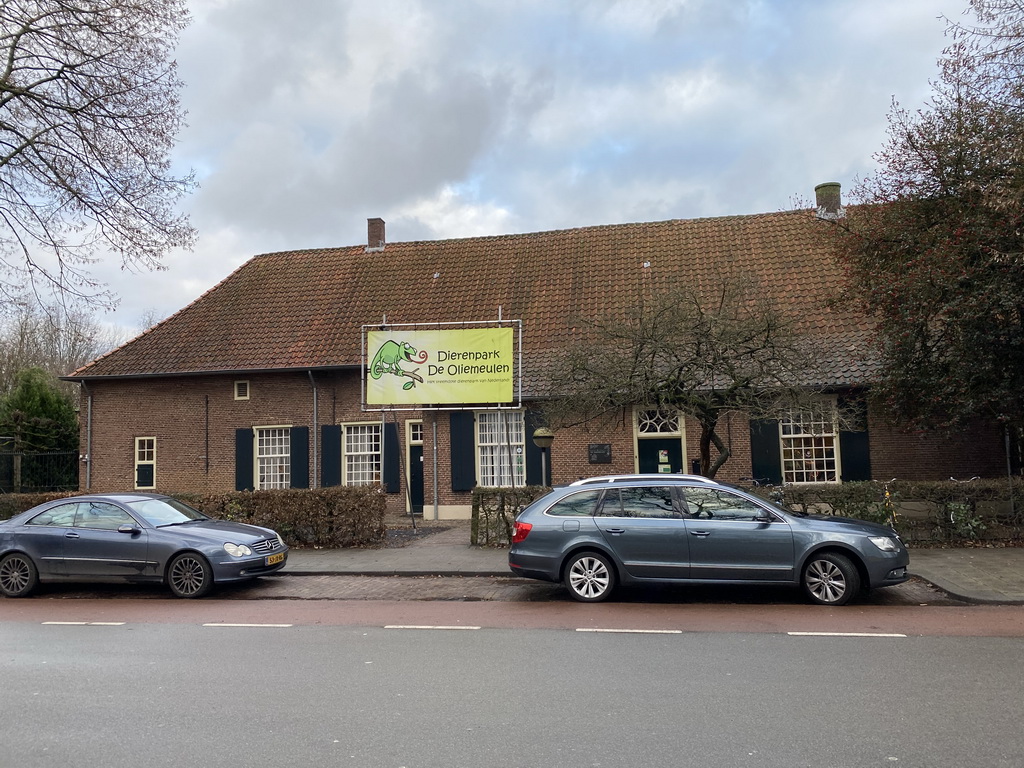 Front of the Dierenpark De Oliemeulen zoo at the Reitse Hoevenstraat street