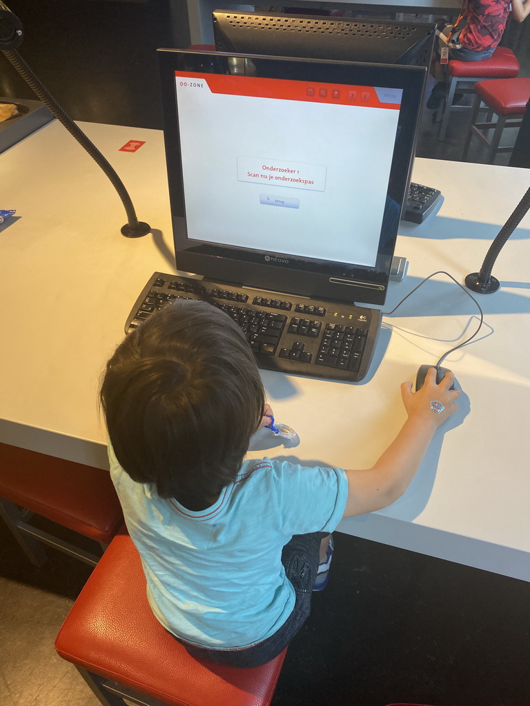 Max doing a research game on a computer at the OO-zone at the ground floor of the Natuurmuseum Brabant