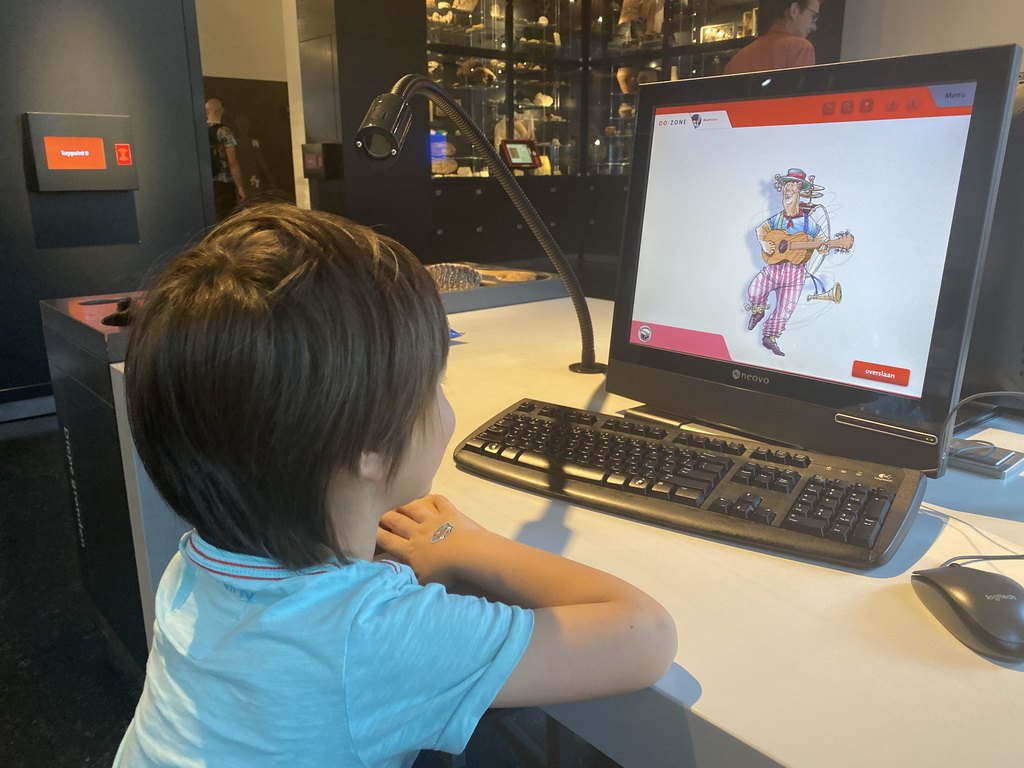 Max doing a research game on a computer at the OO-zone at the ground floor of the Natuurmuseum Brabant