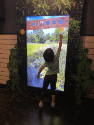 Max with an interactive screen at the OO-zone at the ground floor of the Natuurmuseum Brabant