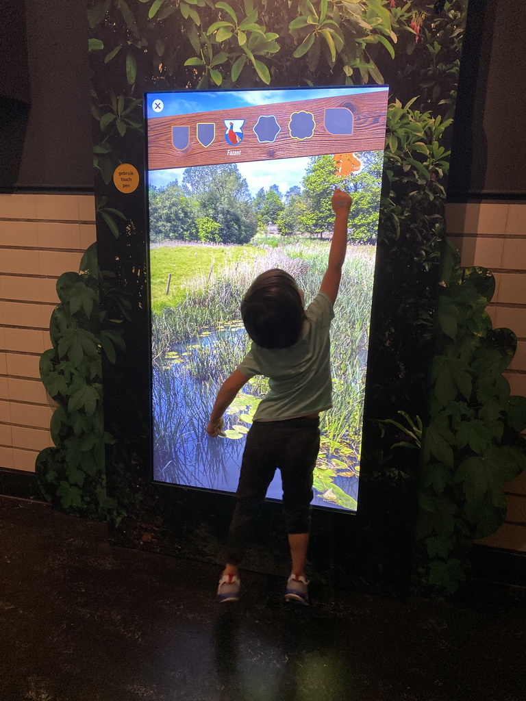 Max with an interactive screen at the OO-zone at the ground floor of the Natuurmuseum Brabant