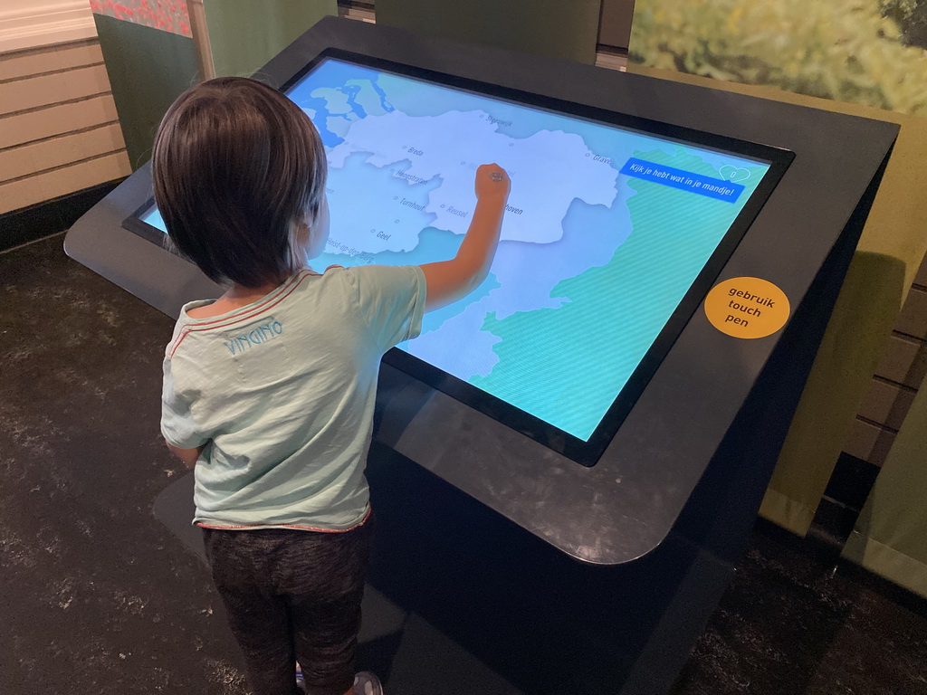 Max with an interactive screen at the OO-zone at the ground floor of the Natuurmuseum Brabant