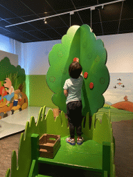 Max at the apple tree at the `Kikker is hier!` exhibition at the second floor of the Natuurmuseum Brabant