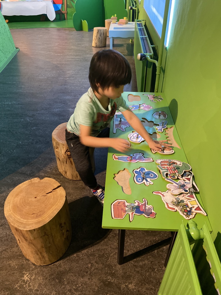 Max doing a puzzle at the `Kikker is hier!` exhibition at the second floor of the Natuurmuseum Brabant