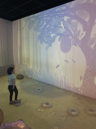 Max with a projection of a tree at the `Beleef Ontdek Samen: BOS` exhibition at the second floor of the Natuurmuseum Brabant