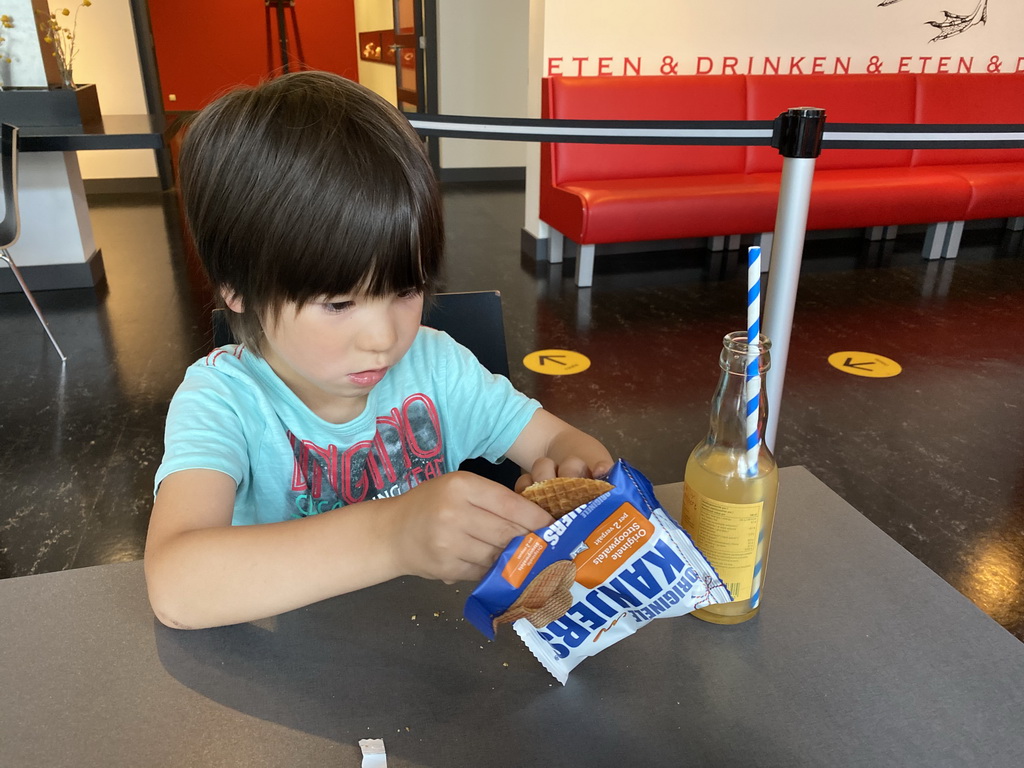 Max having a stroopwafel at the Museumcafé at the ground floor of the Natuurmuseum Brabant