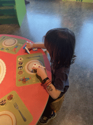 Max playing at the dinner table at the `Kikker is hier!` exhibition at the second floor of the Natuurmuseum Brabant