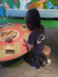 Max playing at the dinner table at the `Kikker is hier!` exhibition at the second floor of the Natuurmuseum Brabant