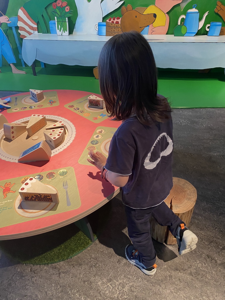 Max playing at the dinner table at the `Kikker is hier!` exhibition at the second floor of the Natuurmuseum Brabant