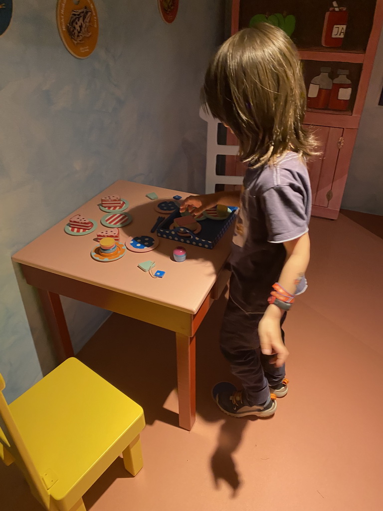 Max playing with food toys in the home of Kikker at the `Kikker is hier!` exhibition at the second floor of the Natuurmuseum Brabant
