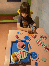 Max playing with food toys in the home of Kikker at the `Kikker is hier!` exhibition at the second floor of the Natuurmuseum Brabant