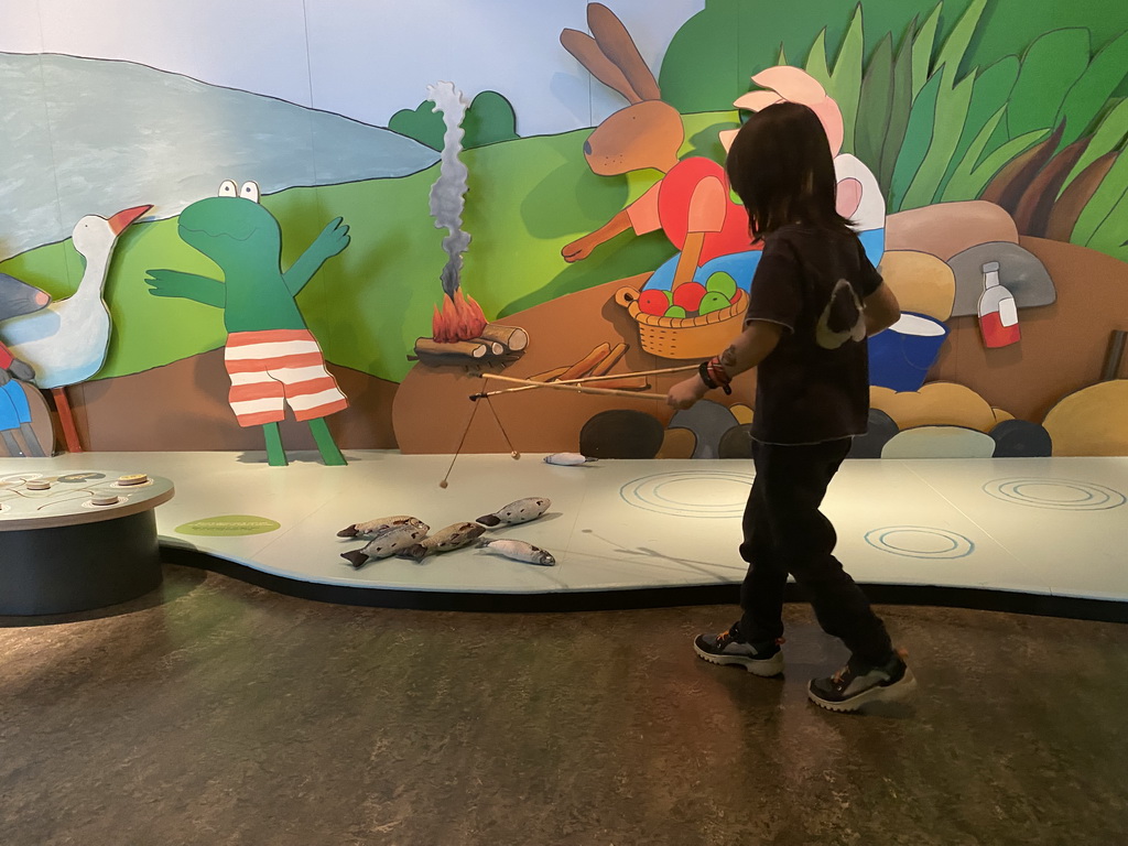 Max at the fishing game at the `Kikker is hier!` exhibition at the second floor of the Natuurmuseum Brabant