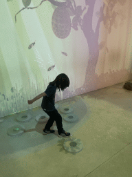 Max with a projection of a tree at the `Beleef Ontdek Samen: BOS` exhibition at the second floor of the Natuurmuseum Brabant