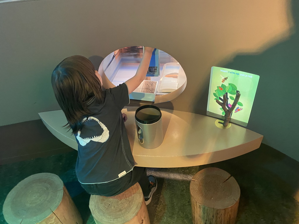 Max playing a game at the `Beleef Ontdek Samen: BOS` exhibition at the second floor of the Natuurmuseum Brabant