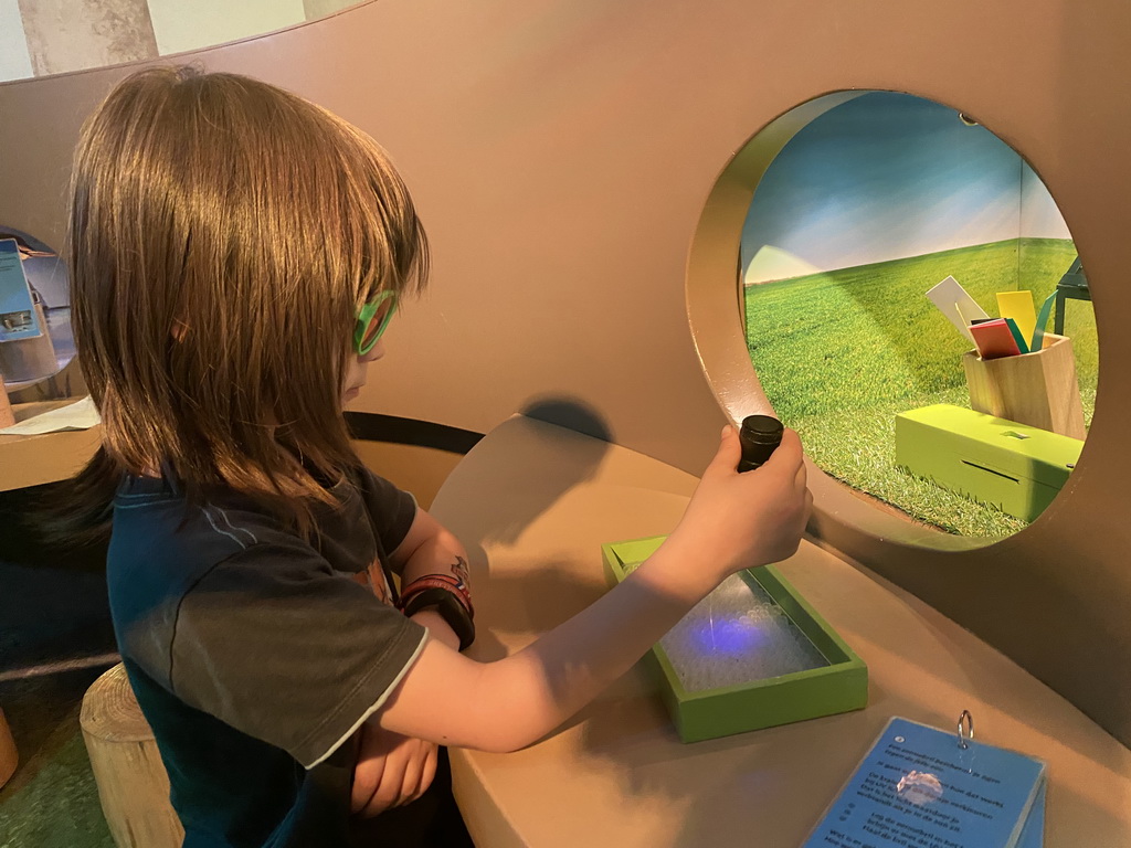 Max playing a ultraviolet light game at the `Beleef Ontdek Samen: BOS` exhibition at the second floor of the Natuurmuseum Brabant