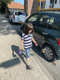 Max walking to the car at the Alphonsusstraat street