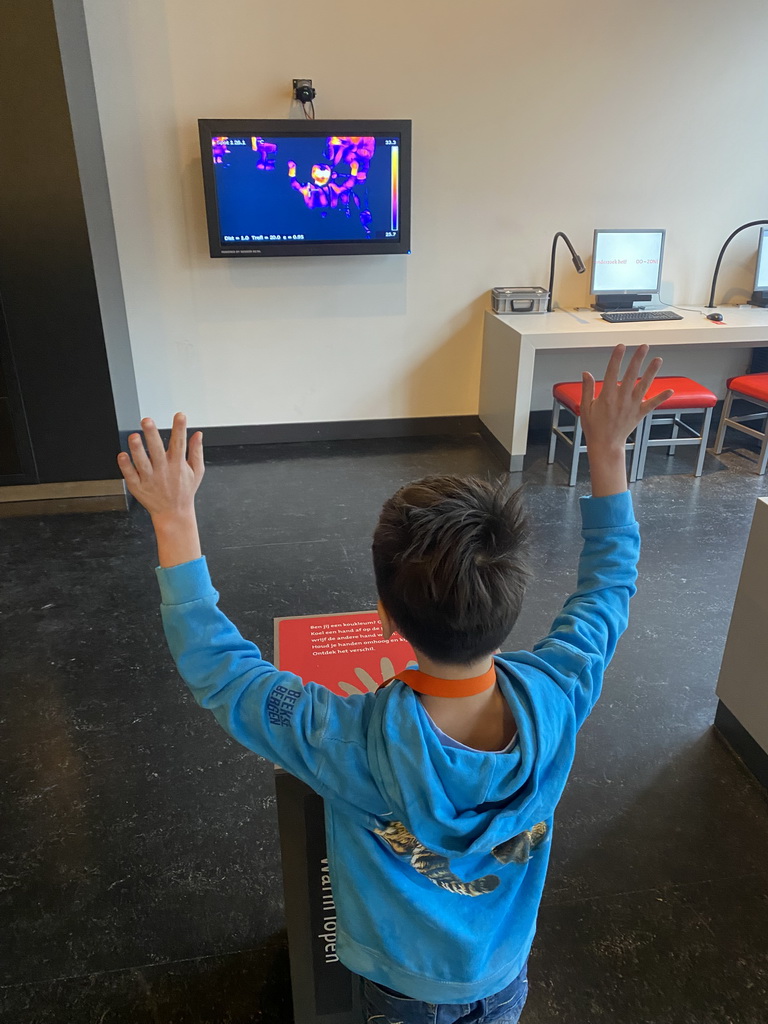 Max with a heat sensor screen at the OO-zone at the ground floor of the Natuurmuseum Brabant