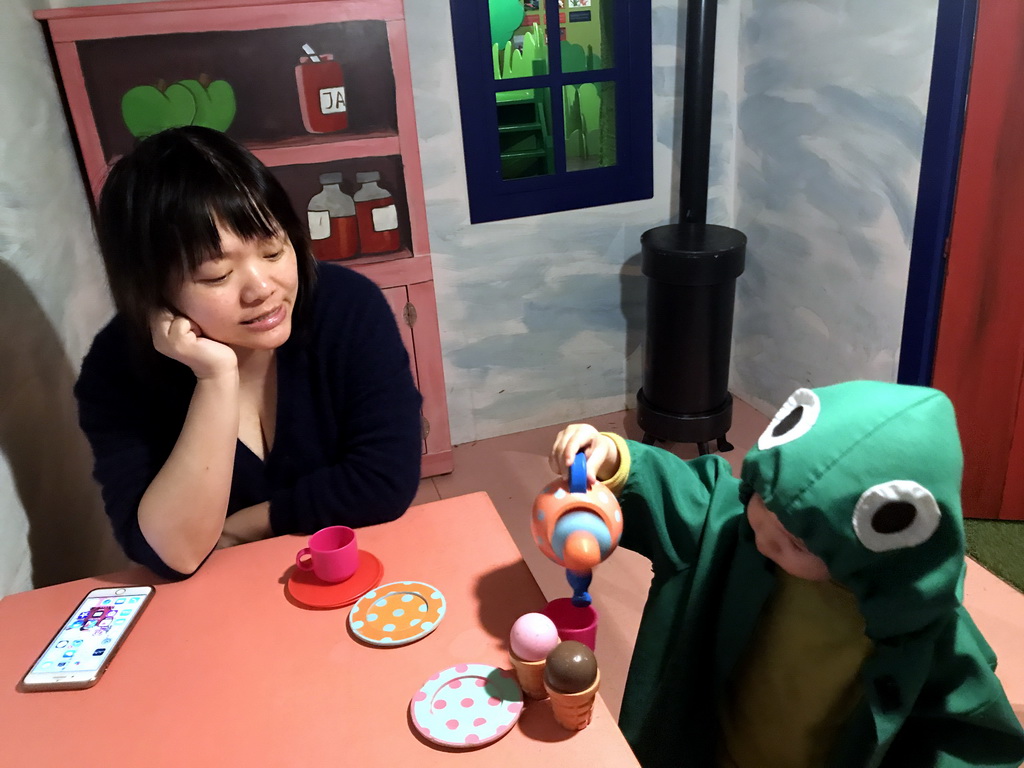 Miaomiao and Max at the table in the home of Kikker at the `Kikker is hier!` exhibition at the second floor of the Natuurmuseum Brabant