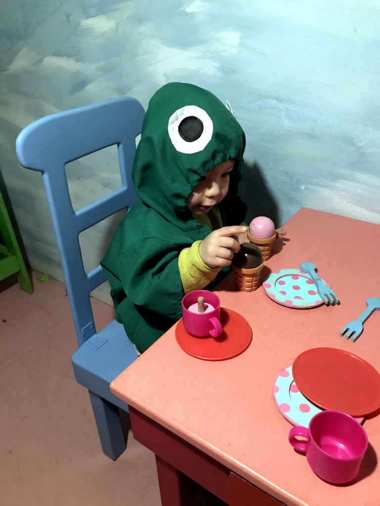 Max at the table in the home of Kikker at the `Kikker is hier!` exhibition at the second floor of the Natuurmuseum Brabant